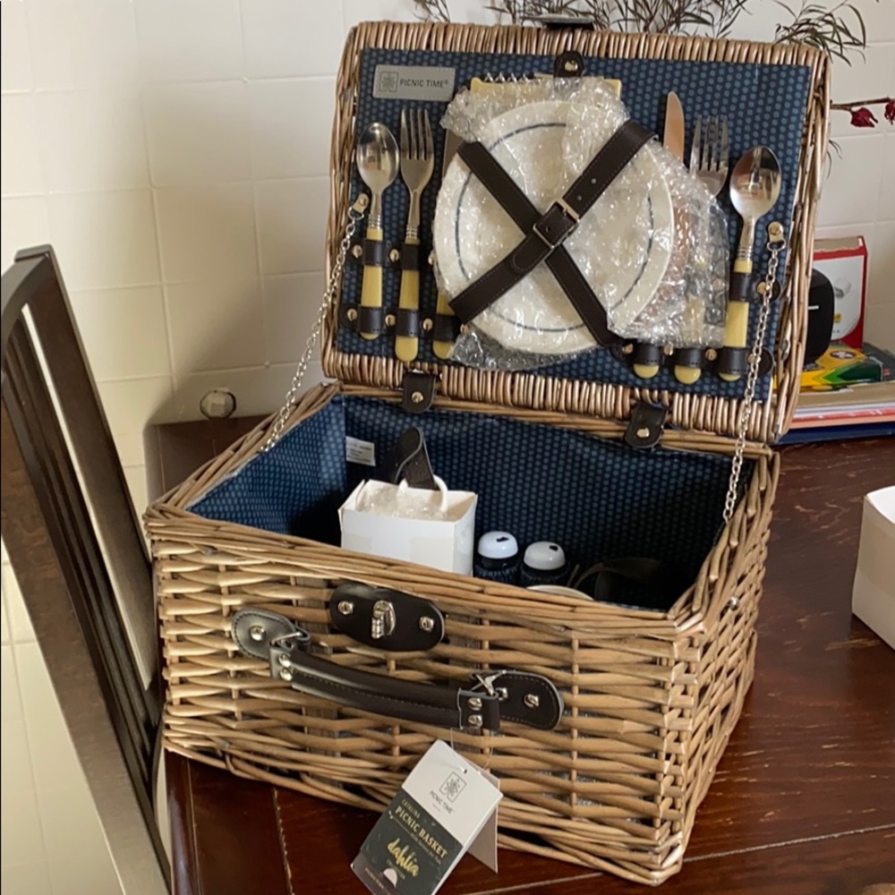 Catalina picnic basket for two